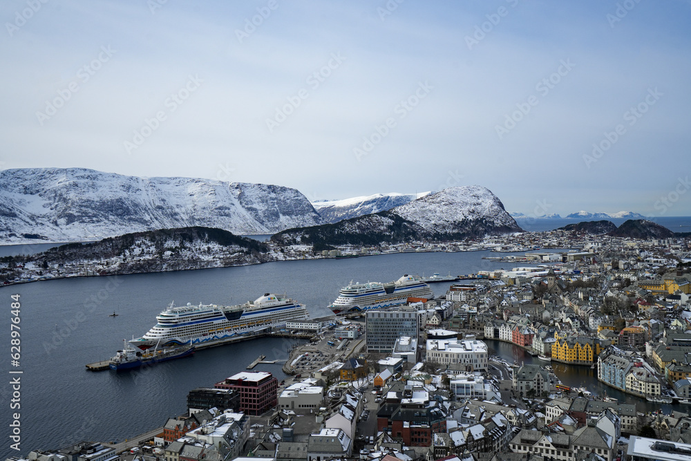 Zwei Kreuzfahrtschiffe in Ålesund in Norwegen im Winter