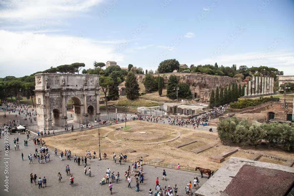 Obraz premium The Arch of Constantine in Rome Italy with a blue sky