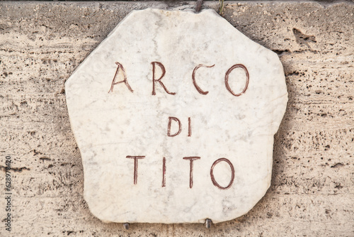 Photo Arch of Titus stone sign on the Via Sacra, Rome,