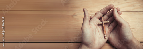 Bild auf Leinwand man hand wooden cross