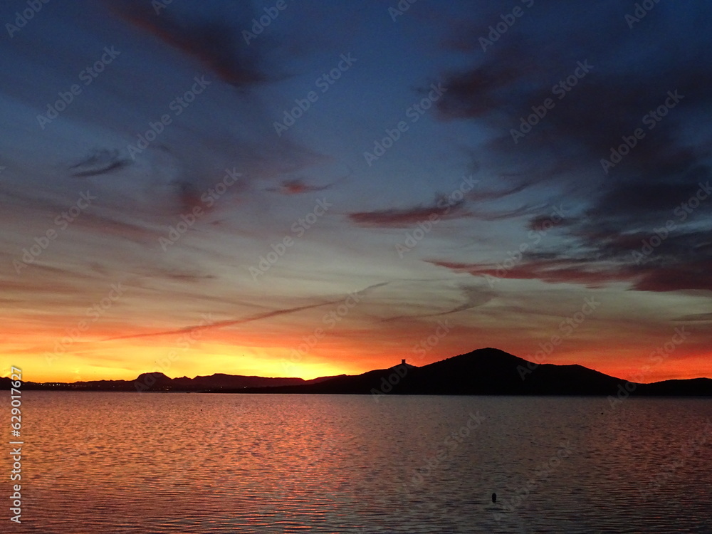 Una bonita puesta de sol, con la Isla del Barón de fondo, en La Manga, Cartagena (España)