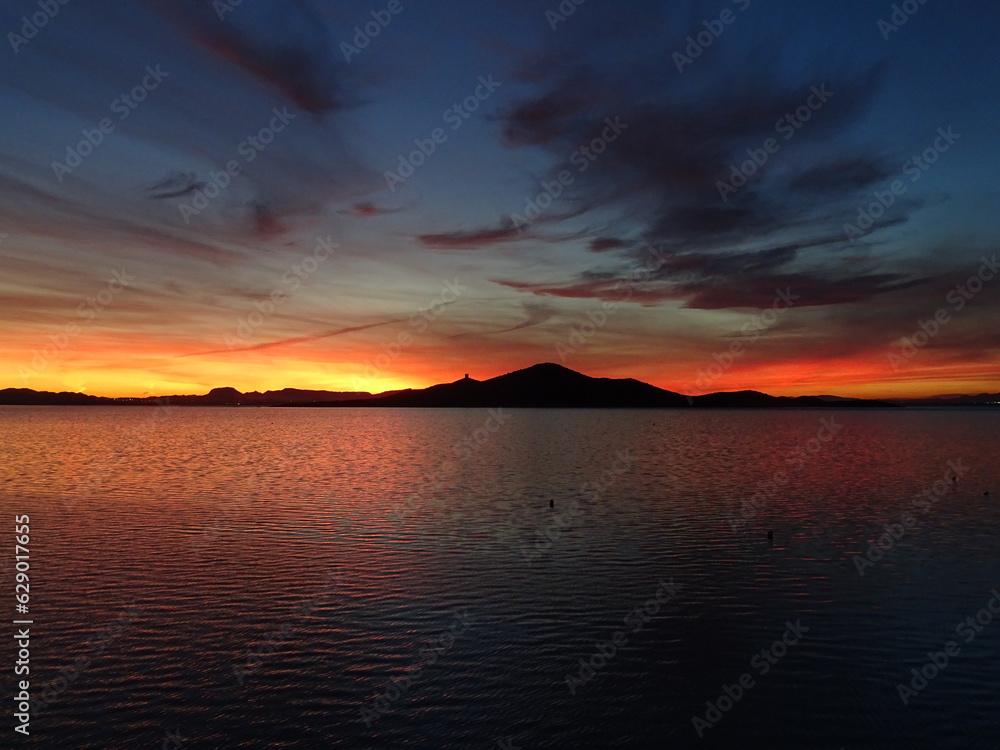 Una bonita puesta de sol, con la Isla del Barón de fondo, en La Manga, Cartagena (España)