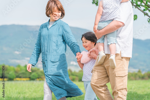 公園を歩く日本人家族・ファミリー（子供と親）
