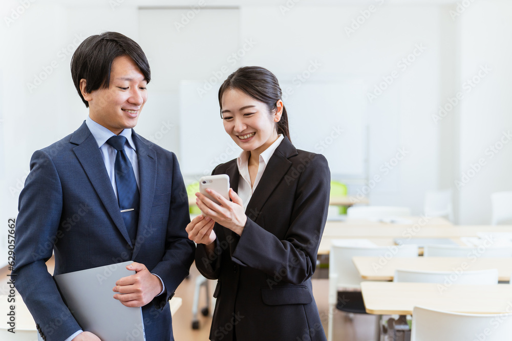 オフィス・会議室でスマホを使うビジネスマン・ビジネスウーマン
オフィス・会議室でスマホを使うビジネスマン・ビジネスウーマン