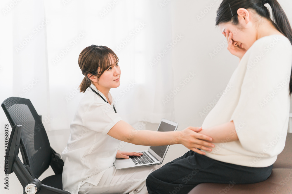 産婦人科・婦人科・内科の病院で診察する女性医師・医者と妊婦の患者女性(アジア人,日本人,中国人)
産婦人科・婦人科・内科の病院で診察する女性医師・医者と妊婦の患者女性(アジア人,日本人,中国人)