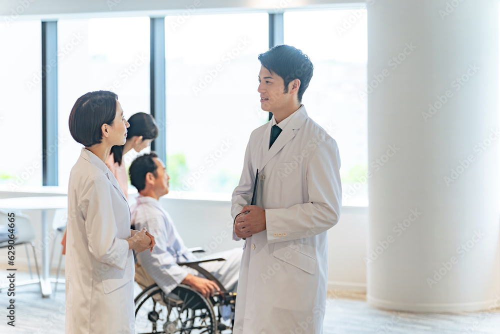 Obraz premium 病院内の風景 医師 看護師 患者