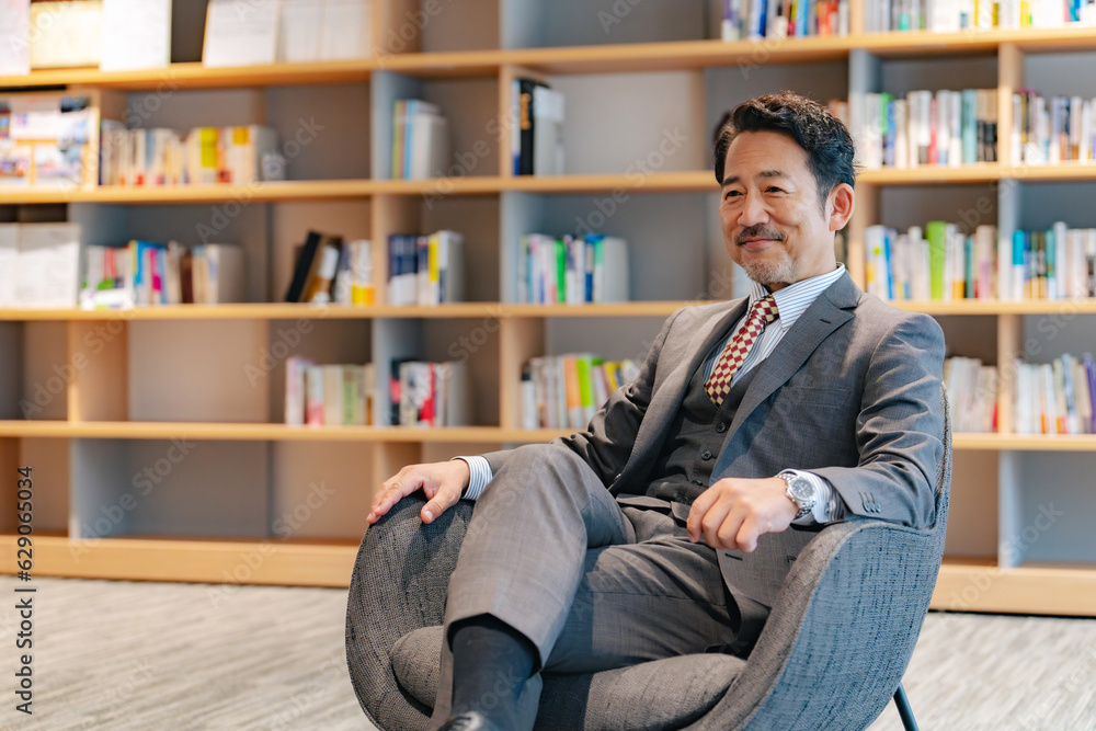Fotografija ロビーに座るエグゼクティブ男性