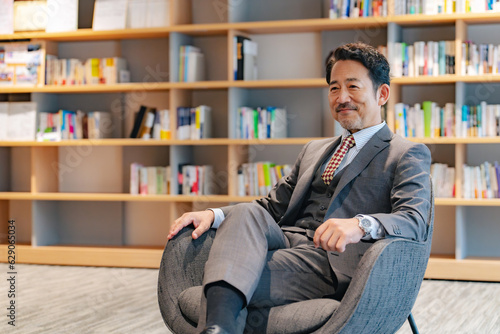 ロビーに座るエグゼクティブ男性