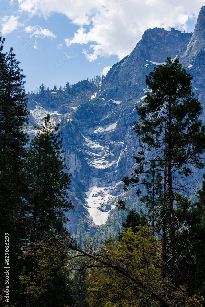 Φωτογραφία View of canyon wall in Yosemite Valley from El Portal Road in Yosemite National