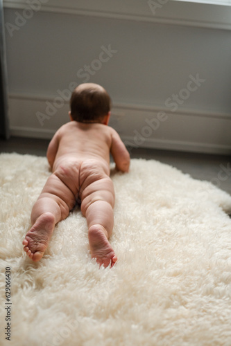 Quadro em tela Baby with dimples on his bum having tummy time.