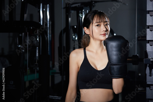 ジムでトレーニングをする若いアジアの女性