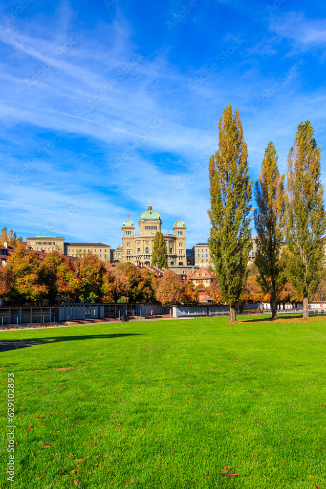 Fototapeta premium View of Federal Palace of Switzerland in Bern at autumn