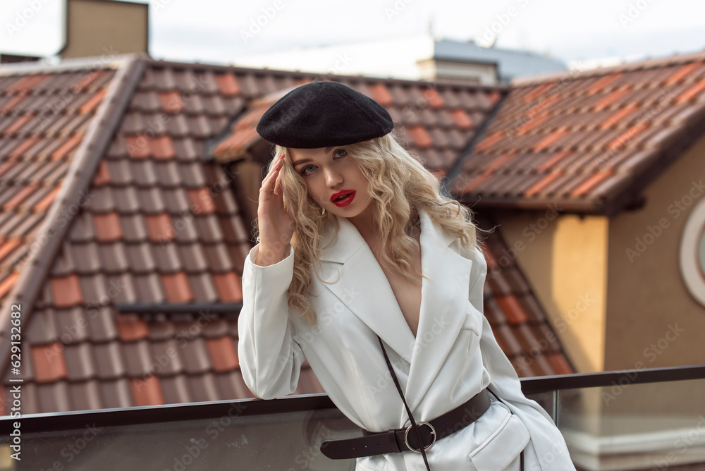 Fototapeta premium Autumn with a blonde in the old town