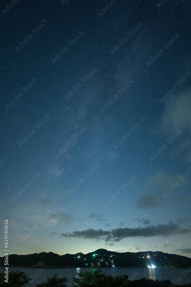 Fototapeta premium 日本の岡山県備前市の頭島の美しい天の川
