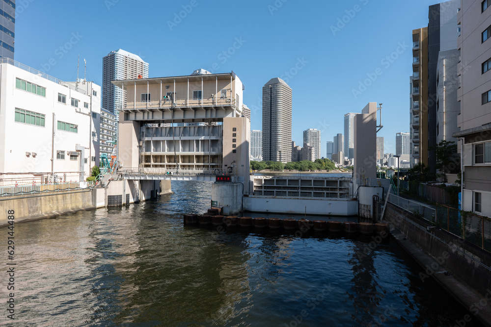夏の東京都中央区の亀島川水門