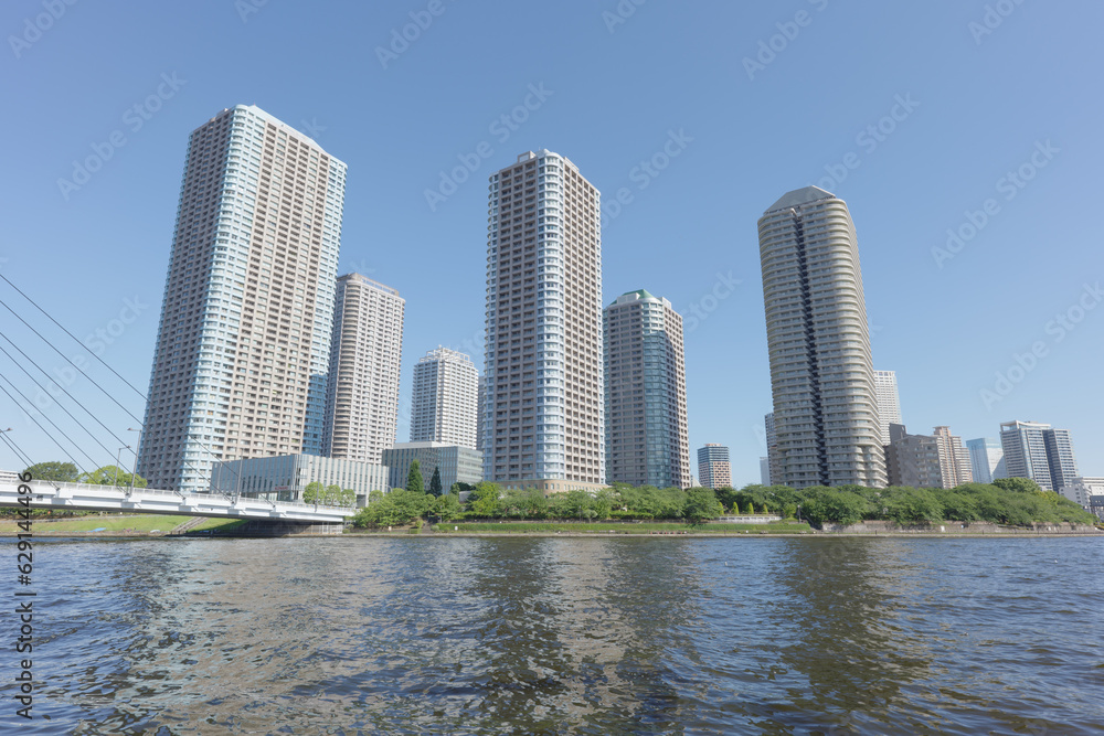 夏の青空と東京佃島の高層マンション