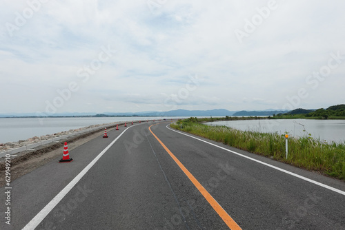 中海と宍道湖の湖岸を走る島根県道338号のドライブ風景（島根県松江市）