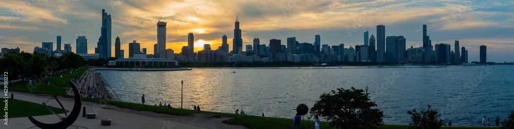 Obraz premium Chicago skyline seen from across Lake Michigan at sunset along waterfront