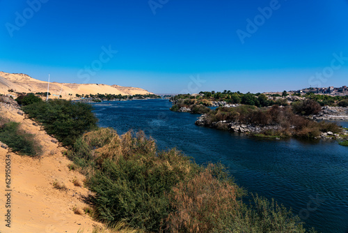 Fototapeta Naklejka Na Ścianę i Meble -  Pure Nile River breaking it's way through the desert 