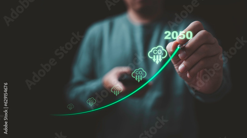 Foto Businessman point to increasing arrow with carbon reduction  for for decrease CO2 , carbon footprint and carbon credit to limit global warming from climate change, Bio Circular Green Economy concept