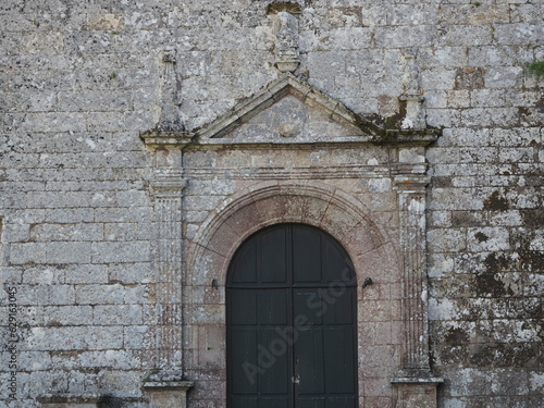 entrada principal a la iglesia del monasterio de aciveiro  estilo neocl  sico  con dos columnas  t  mpano y la virgen con el ni  o en brazos en la parte superior  pontevedra  galicia  espa  a  europa