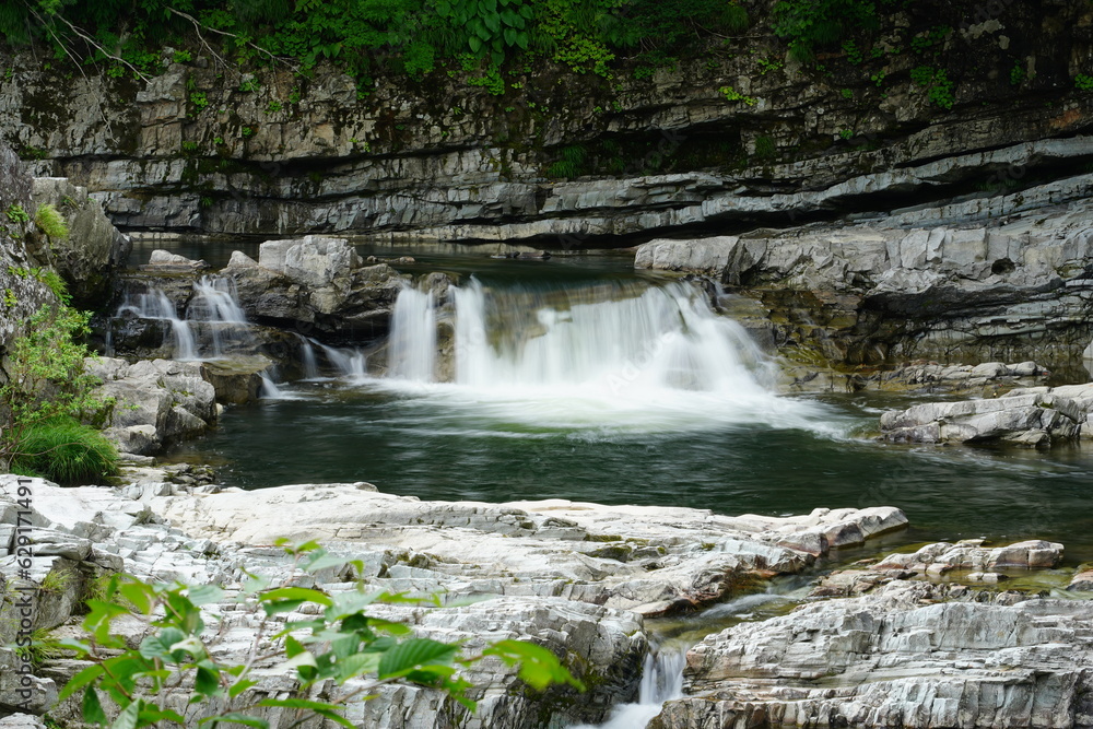 Fototapeta premium 芦別の三段の滝の鋭利な岩肌