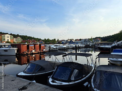 Charterboote und Ferienhäuser in der Marina Wolfsbruch