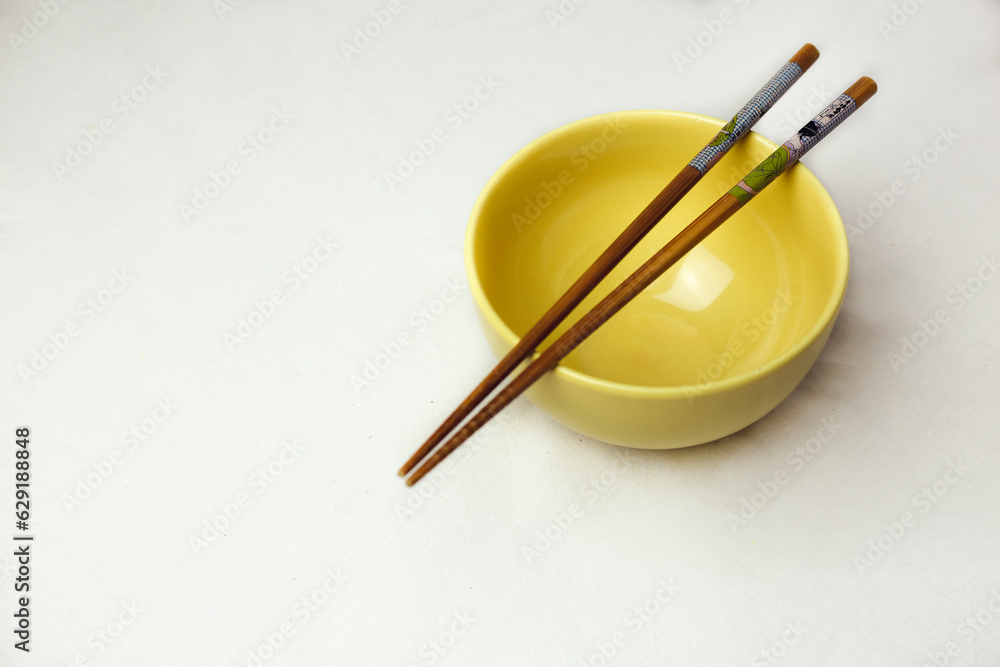 palillos chinos con bol de arroz chino - obrazy, fototapety, plakaty 