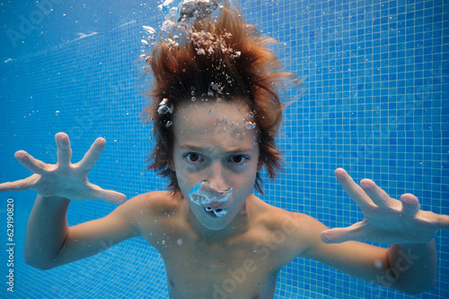 Картината върху платно Frightening boy swimming in blue pool