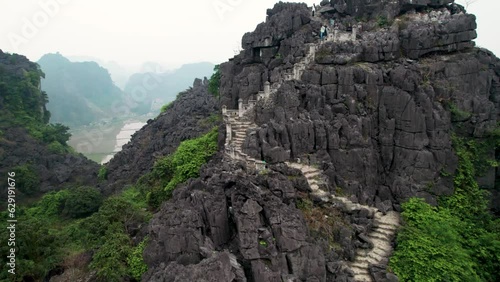 Pagode Hang Mua à Ninh Binh au Vietnam en Asie du Sud-Est - Vue aérienne de la montagne karstique et du dragon couhé
