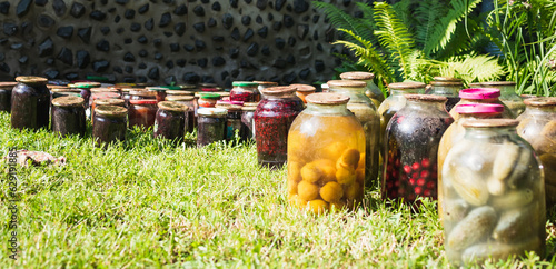 Fotografía Old cans of pickled vegetables
