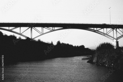 puente de río blanco y negro  © Ricardo