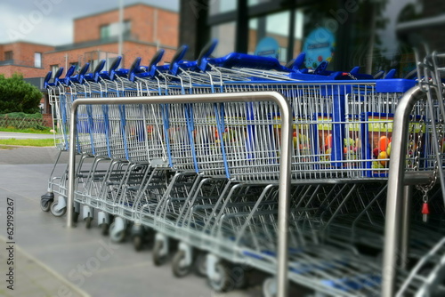 Bild auf Leinwand Mehrere Einkaufwagen vor einem Supermarkt