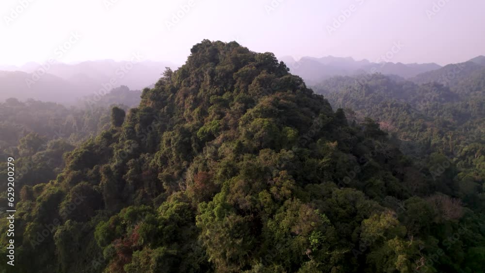 Prise de vue aérienne des montagnes karstiques de Ninh Binh au Vietnam en Asie du Sud-Est - Paysage naturel spectaculaire et destination de voyage populaire.