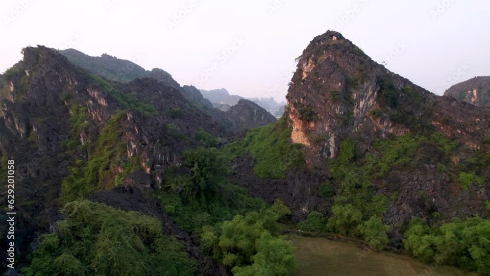 Prise de vue aérienne des montagnes karstiques de Ninh Binh au Vietnam en Asie du Sud-Est - Paysage naturel spectaculaire et destination de voyage populaire.