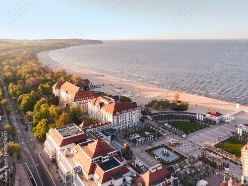 Panoramiczny widok na Molo i Plaże w Sopocie. Widok z drona. Lipiec 2023