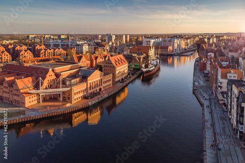 Gdansk Stare Miasto z lotu ptaka. Gdansk Old City. Widok na Motlawe przy pieknym zachodzie slonca. Lipiec 2023 photo