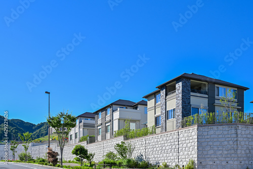 青空背景の爽やかな住宅街イメージ写真