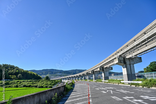 青空背景のモノレールの写真 【大阪風景】