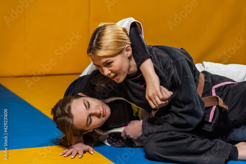 Foto Young girls practice Brazilian jiu jitsu in the gym