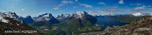 Panoramablick über die Fjordlandschaft von Romsdal in Norwegen photo