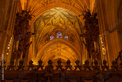 Interior de la catedral de Sevilla photo