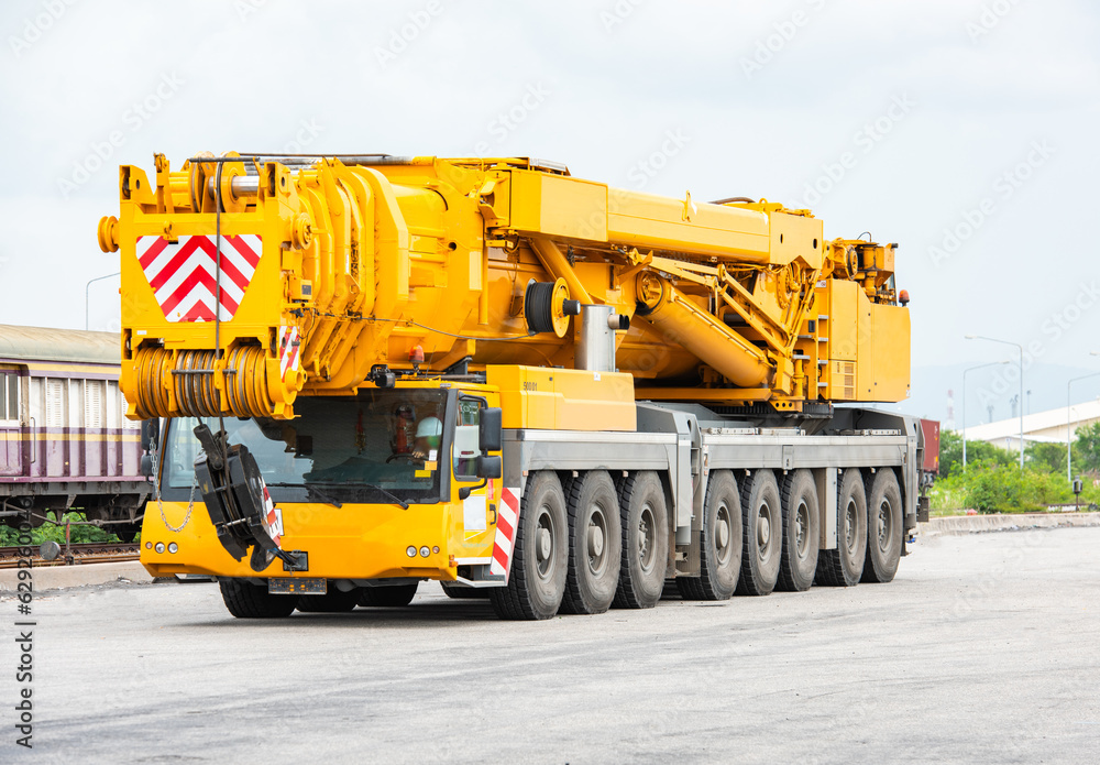 Mobile cranes 500 ton construction cranes with yellow telescopic arms