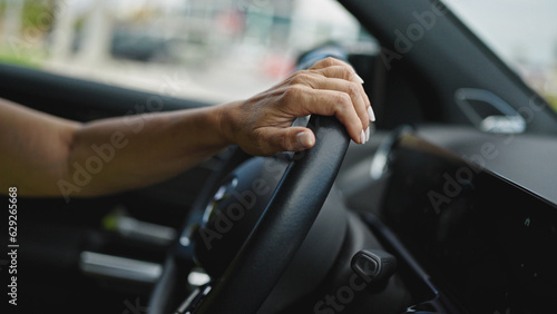 Middle age hispanic woman driving a car on the road © Krakenimages.com