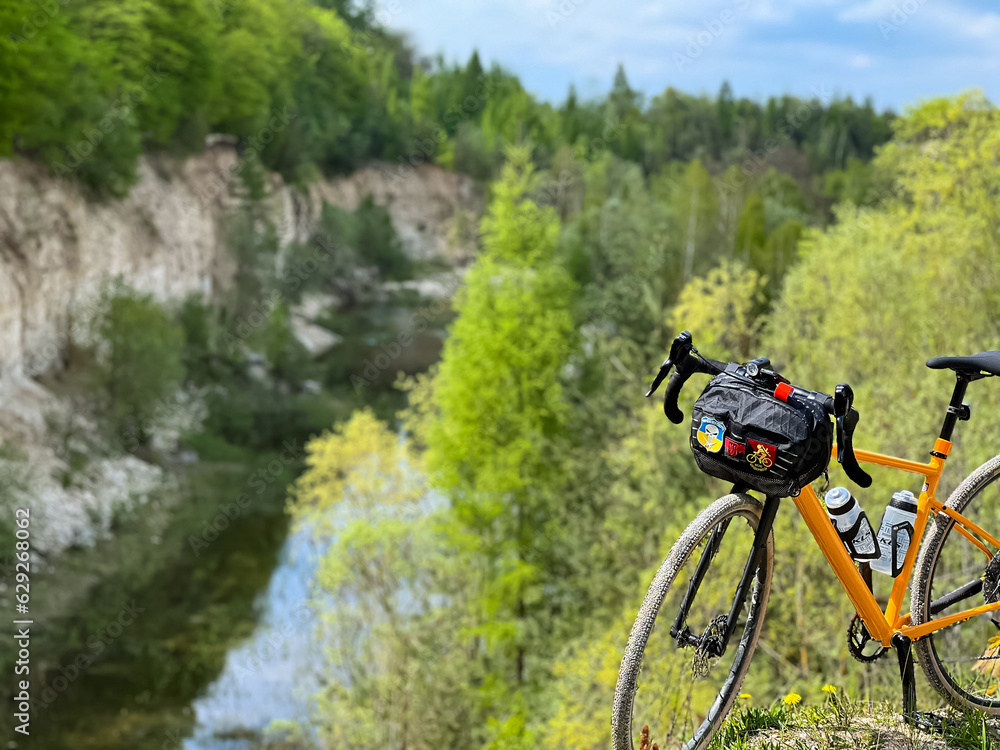 Naklejka premium Gravel bicycle in the city park on the summer season