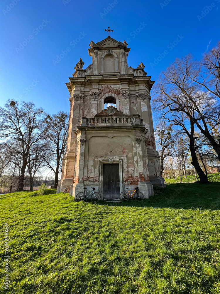 Naklejka premium Gravel bicycle in the city park on the summer season