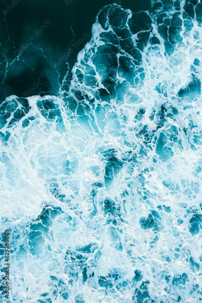 Obraz premium Aerial view of the wild and powerful waves of the sea in Burleigh Heads, Queensland