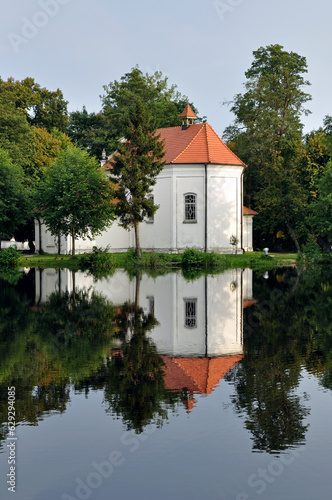 Kościół Na Wodzie w Zwierzyńcu, Polska © Tomasz Warszewski