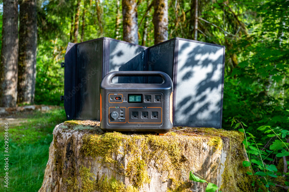 Φωτογραφία Granite Falls WA USA June 1 2023: Portable Power Station with solar panels in ba