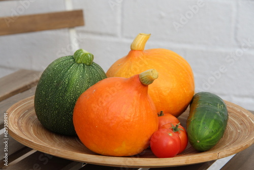 Diverses Gemüse in Schale auf Tisch 